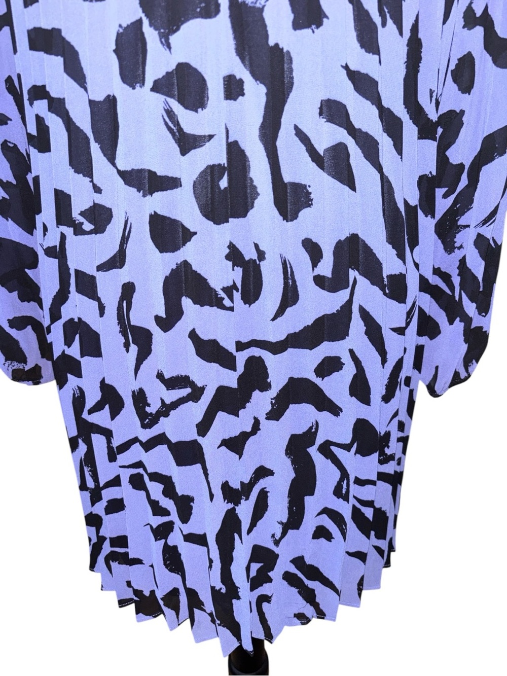 Nine West Lavender and Black Abstract Print Top, P2P:22”, L:36”, NWOT - Picture 4 of 12